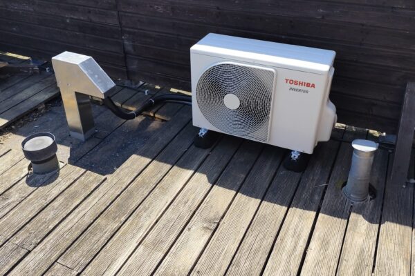 Toshiba Klimasystem mit 3 Außengeräten und 6 Innengeräten in einer Privatwohnung in Berlin Charlottenburg-Wilmersdorf