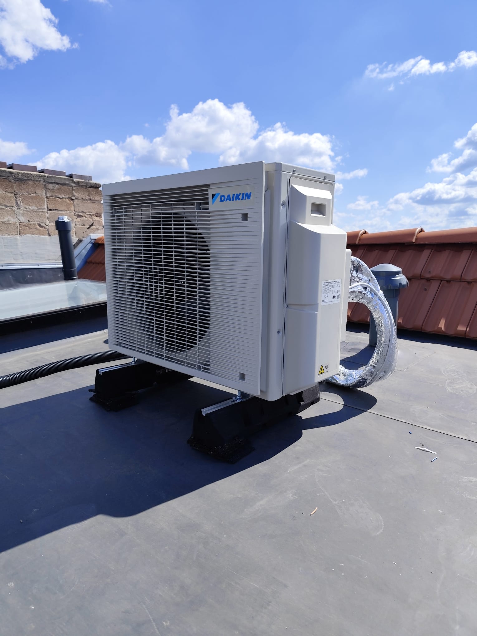 Daikin Außengerät fachgerecht auf Berliner Flachdach montiert