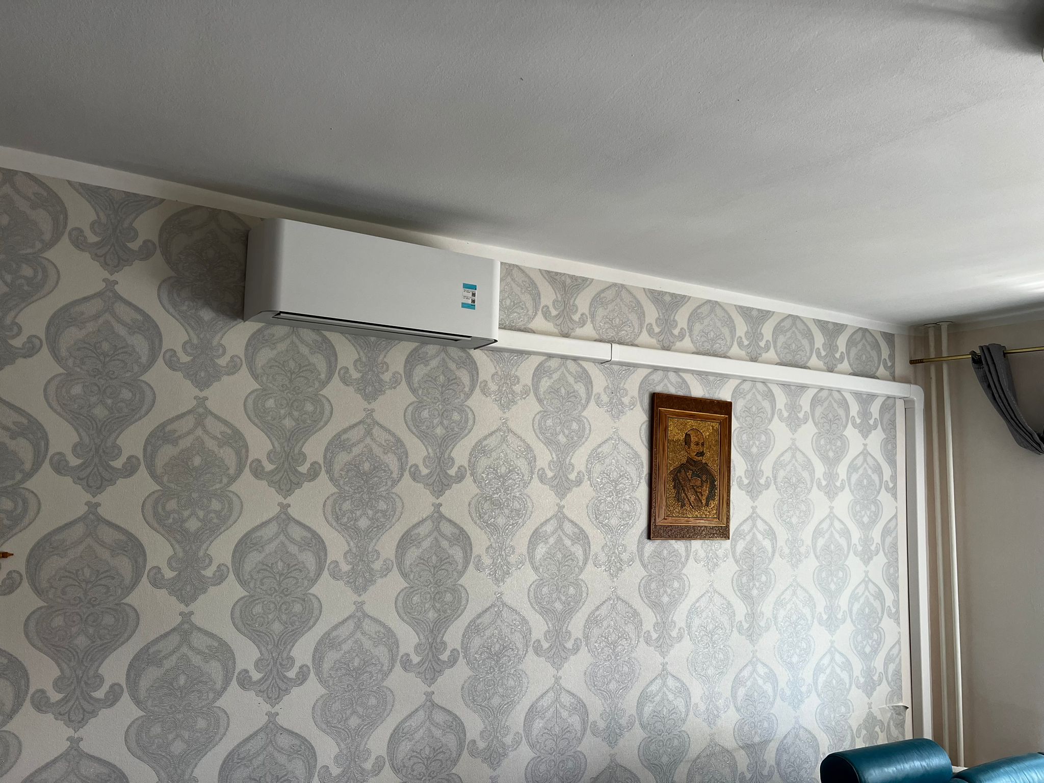 Split-Klimaanlage im Wohnzimmer einer Berliner Altbauwohnung